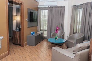 Deluxe Suite | Hypo-allergenic bedding, Tempur-Pedic beds, minibar, in-room safe