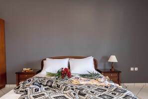 Double Room, Balcony | Peti besi dalam bilik, Wi-fi percuma, cadar katil 