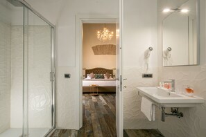 Deep soaking tub, free toiletries, hair dryer, bathrobes - MySuite Tower Pantheon (Rome)