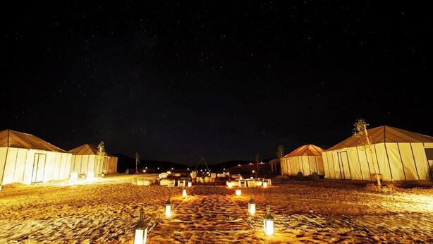 A series of tents with a clear night sky. - Merzouga Experience Camp (Taouz)