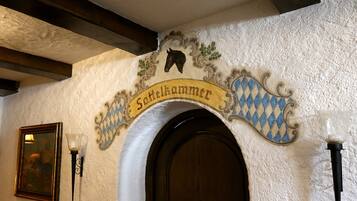 Un arco tradicional bávaro con la inscripción "Sattelkammer" y un escudo de armas.