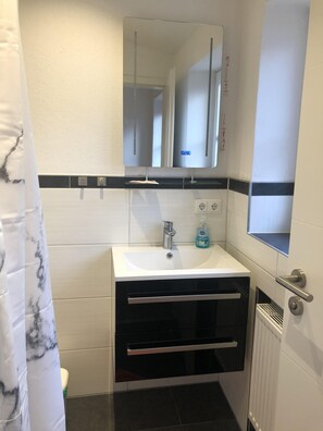 Apartemen Basic, pemandangan kebun (FeWo 11/12) | Kamar mandi