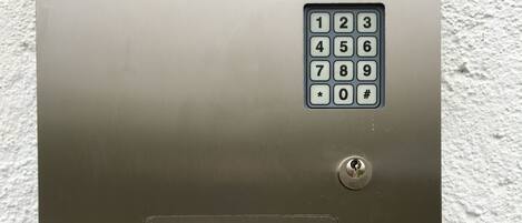 Un appareil doté d’un clavier métallique, portant l’inscription « keyBoy », muni d’un pavé numérique et d’un mécanisme de verrouillage.