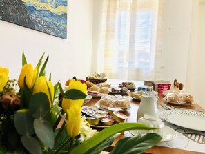 Café da manhã com pratos da culinária local grátis todos os dias