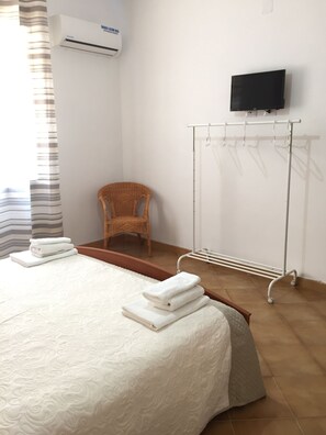 Quarto casal conforto, banheiro privativo | Escrivaninha, camas extras/dobráveis (sobretaxa), Wi-Fi de cortesia