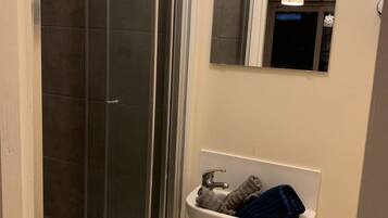 Comfort Studio Suite | Bathroom shower