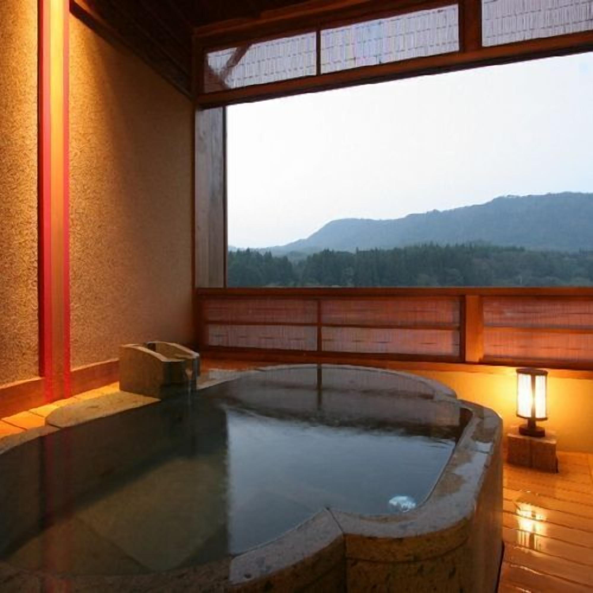 Un bain dans une source thermale avec vue sur les montagnes.
