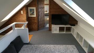 Apartment, 3 Bedrooms, Balcony, Mountain View | Individually decorated, individually furnished, desk, iron/ironing board