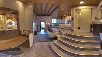 Master Plus (5) | Premium bedding, minibar, blackout curtains, iron/ironing board