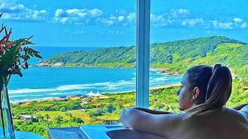 Master Plus (5) | Bathroom | Free toiletries, hair dryer, bathrobes, towels