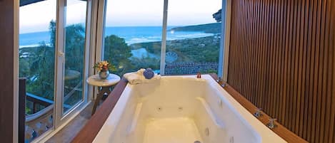 Master Plus (5) | Bathroom | Free toiletries, hair dryer, bathrobes, towels