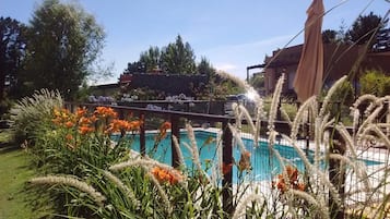 Piscine extérieure, parasols de plage