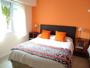 Cortinas blackout, tabla de planchar con plancha y wifi gratis 