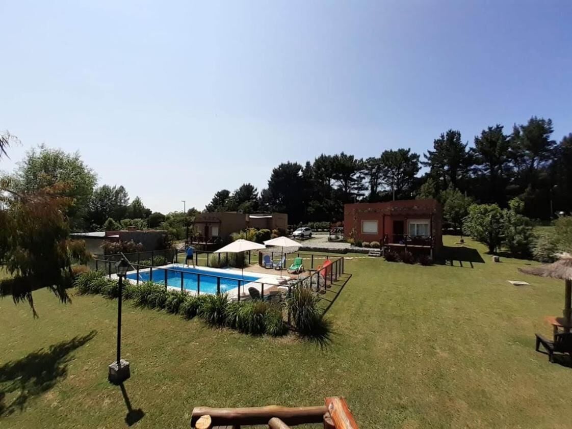 Un pati interior amb una piscina, zona de barbacoa i un petit balcó.