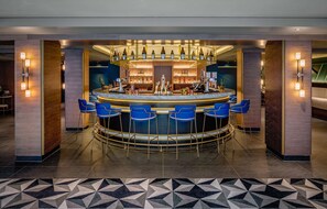Serves breakfast, lunch and dinner - YOTEL Edinburgh (Edinburgh)