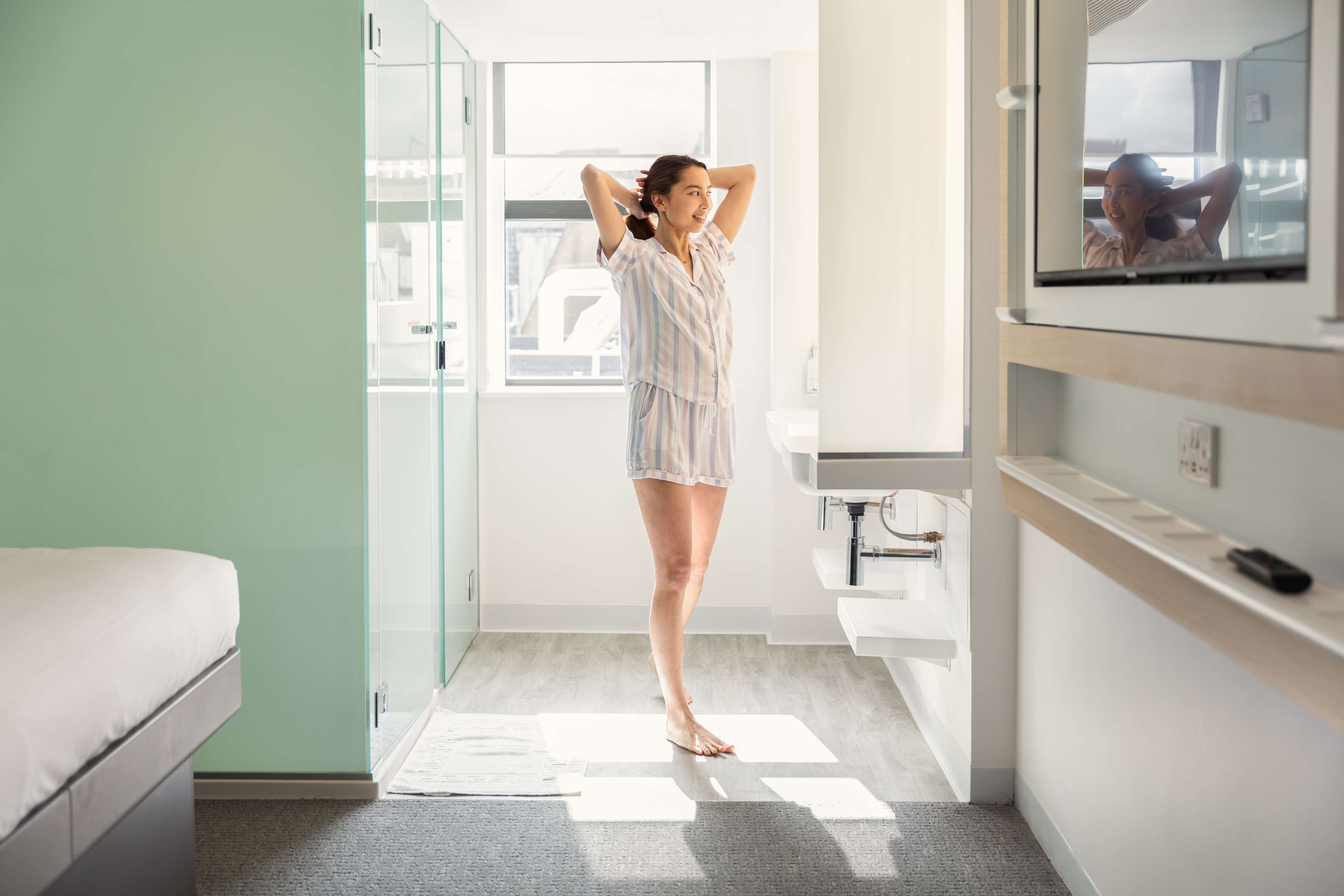 Shower, pancuran hujan, perlengkapan mandi gratis, dan pengering rambut