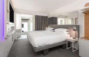 Kaliteli yatak takımı, memory foam (visko elastik) yatak, odada kasa