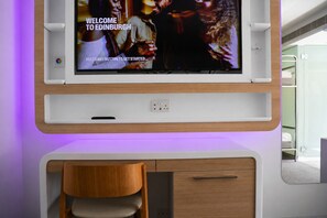 Premium bedding, memory-foam beds, in-room safe, blackout curtains - YOTEL Edinburgh (Edinburgh)