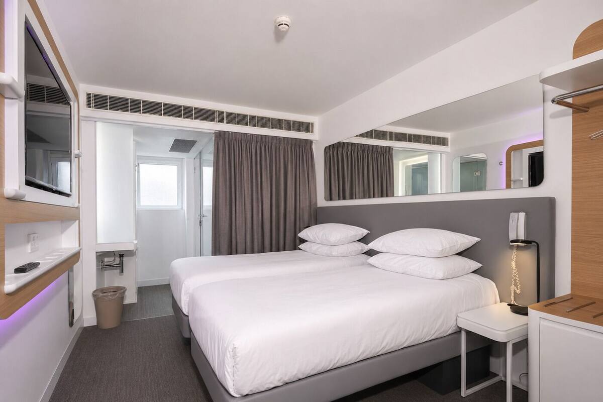 Premier Twin kamer | Luxe beddengoed, bedden met traagschuimmatrassen, een kluis op de kamer