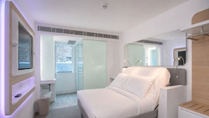 Queen Cabin