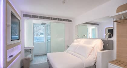 YOTEL Edinburgh, Select by Hilton