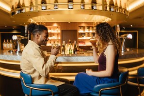 Serves breakfast, lunch and dinner - YOTEL Edinburgh (Edinburgh)