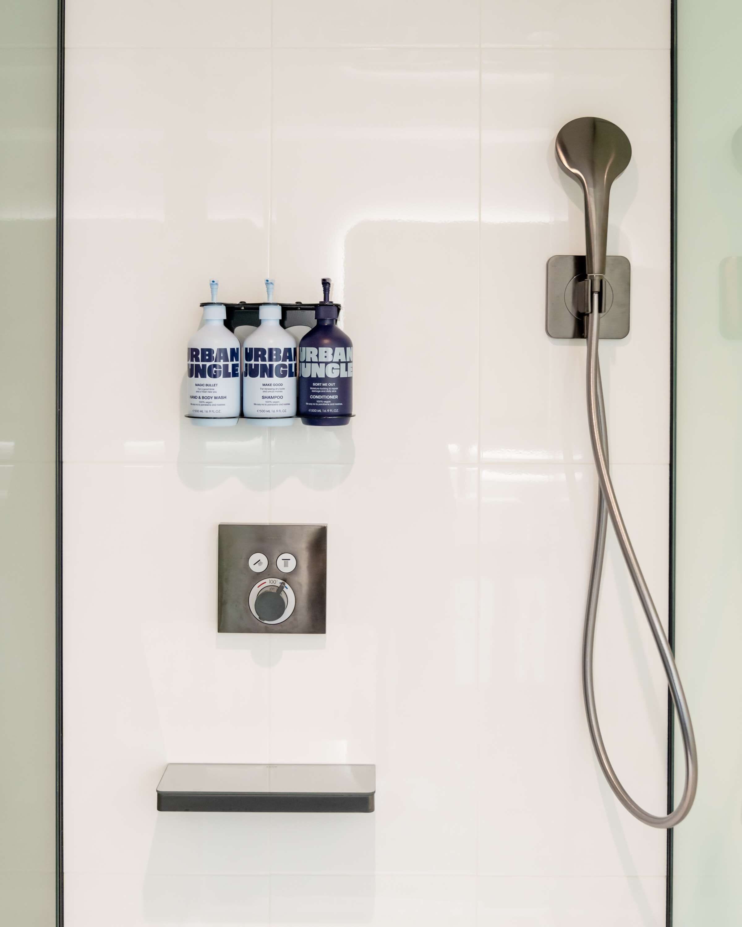 Een douche, een regendouche, gratis toiletartikelen, een haardroger