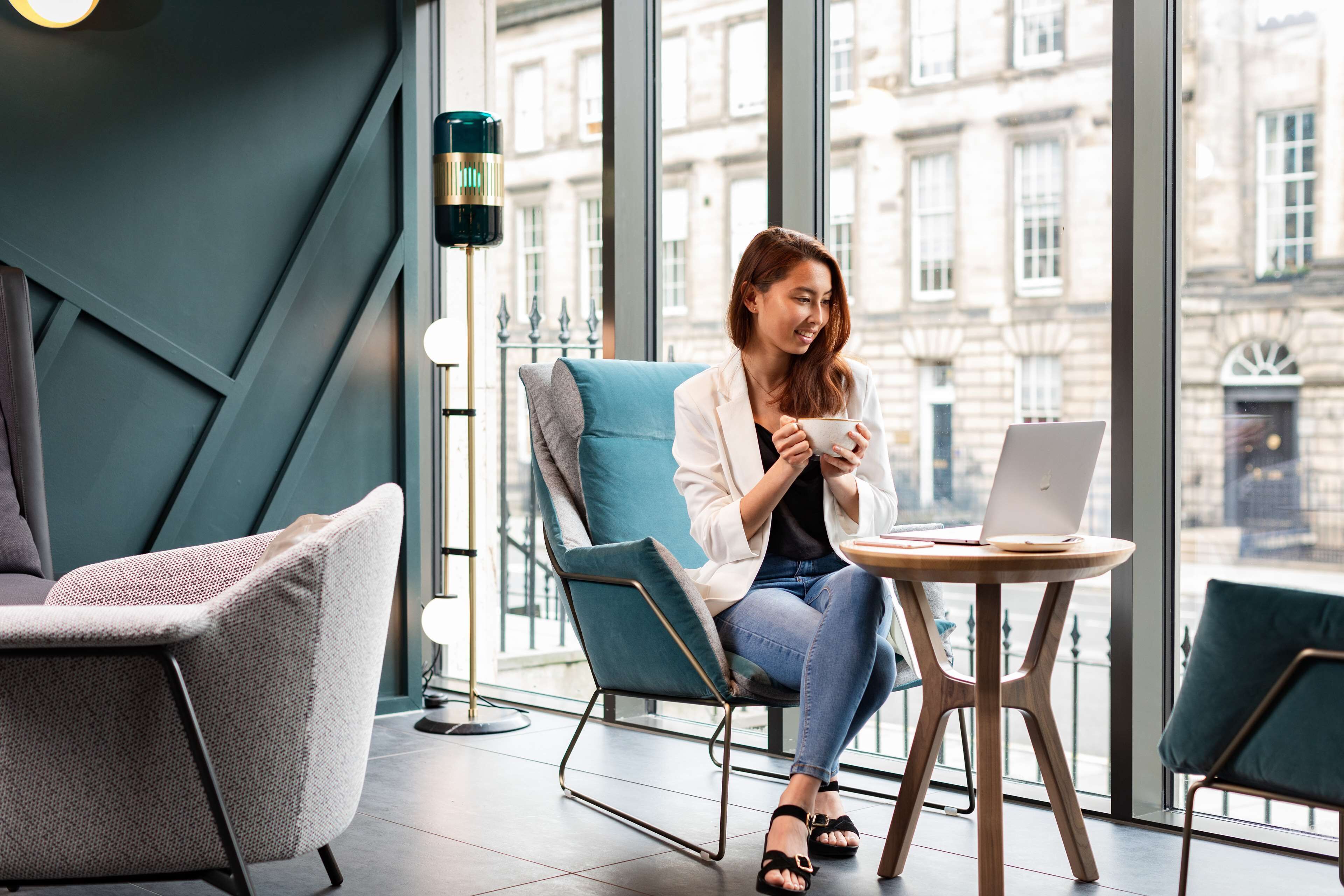 Serves breakfast, lunch, and dinner