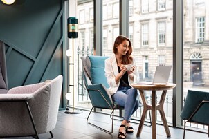 Serves breakfast, lunch, and dinner