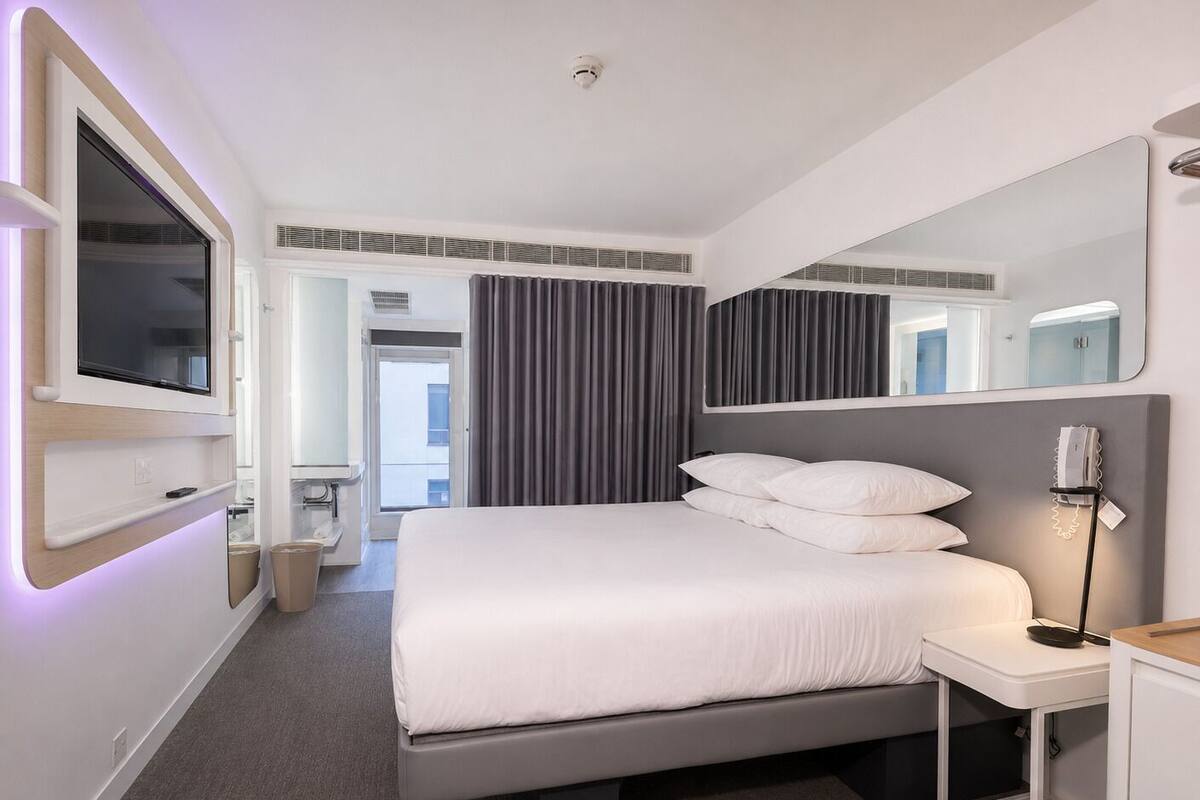 Premium tweepersoonskamer | Luxe beddengoed, bedden met traagschuimmatrassen, een kluis op de kamer