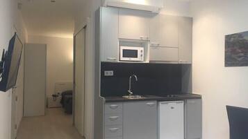 Een koelkast/vriezer, een magnetron, een kookplaat