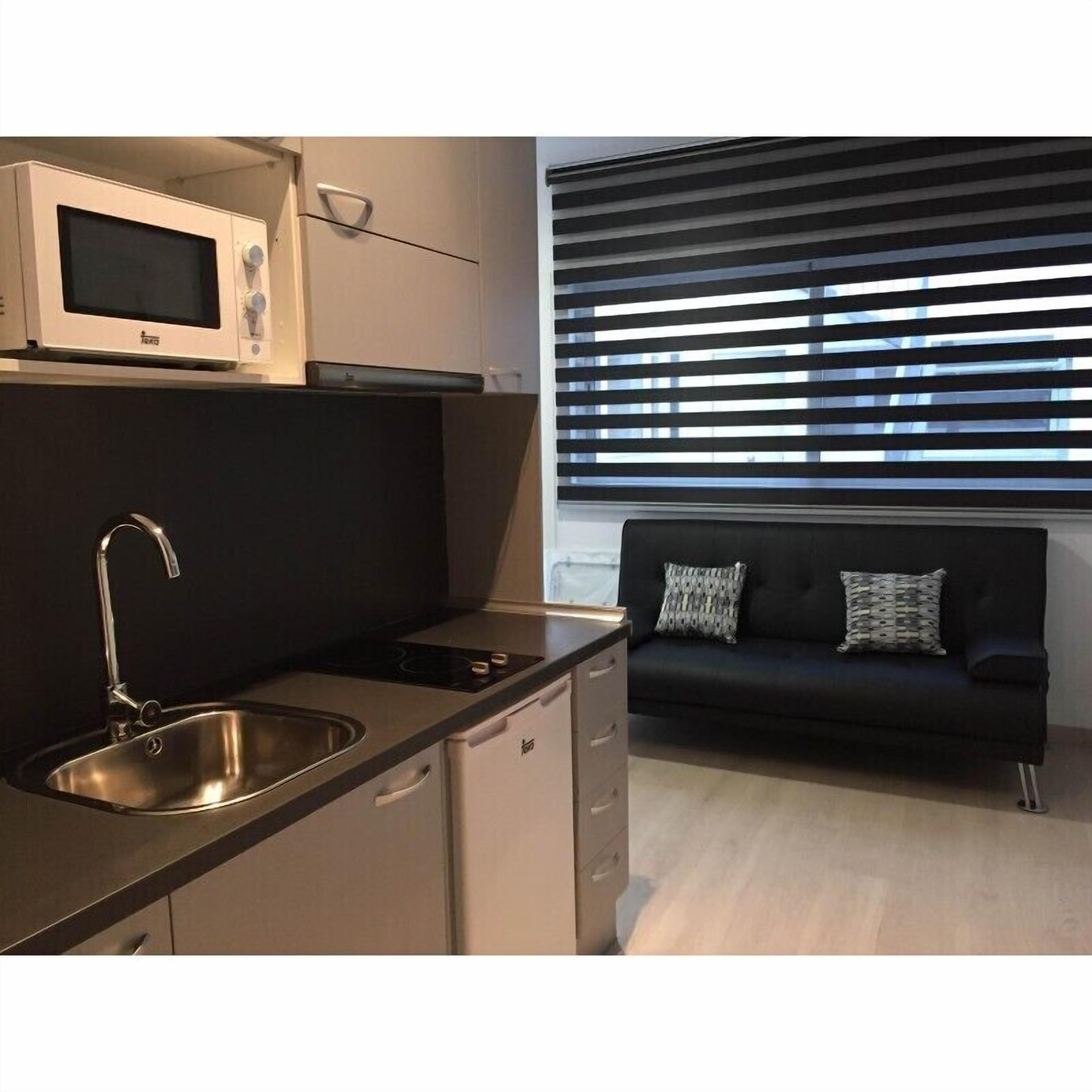 Een koelkast/vriezer, een magnetron, een kookplaat