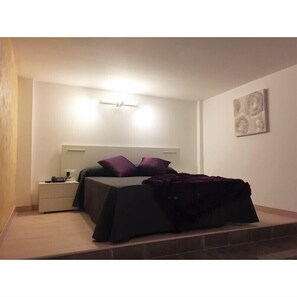 Cribs/infant beds, rollaway beds, free WiFi, bed sheets - Apartahotel Baldiri (Sant Boi de Llobregat)