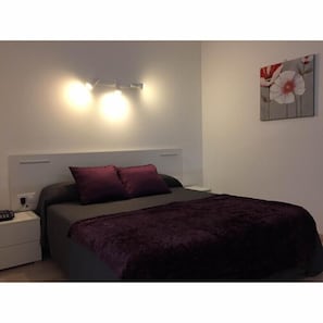 Cribs/infant beds, rollaway beds, free WiFi, bed sheets - Apartahotel Baldiri (Sant Boi de Llobregat)