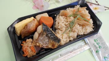 朝食 (フル ブレックファスト)、毎日提供 (無料)