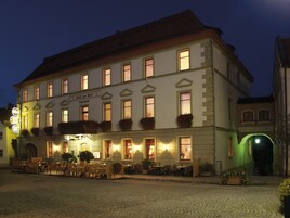 Fachada de la propiedad por la tarde o noche