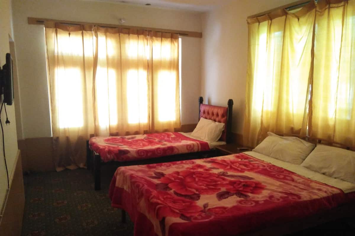 Deluxe Duplex, Mountain View | Memory foam beds, iron/ironing board, rollaway beds, free WiFi