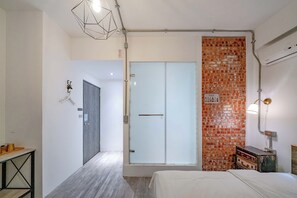 Individually decorated, individually furnished, desk, laptop workspace -  Blue House (Hualien City)