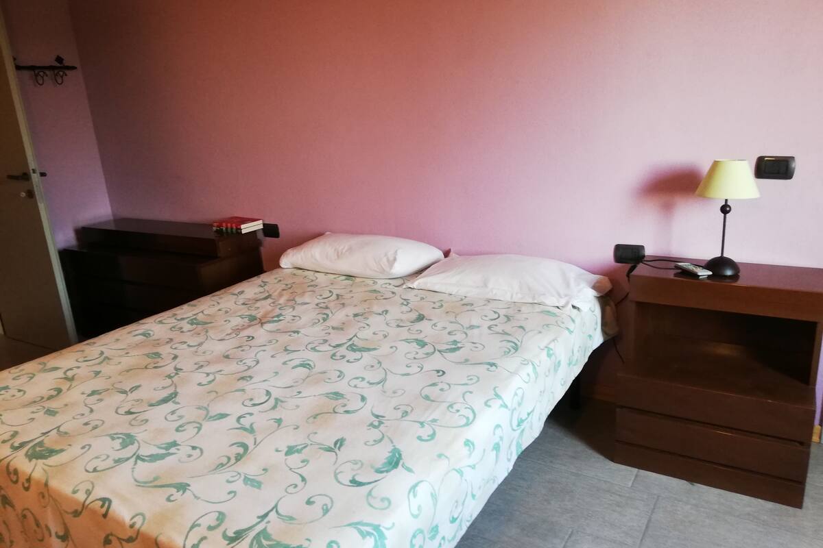 Down duvets, desk, free WiFi