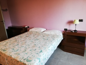 Down duvets, desk, free WiFi