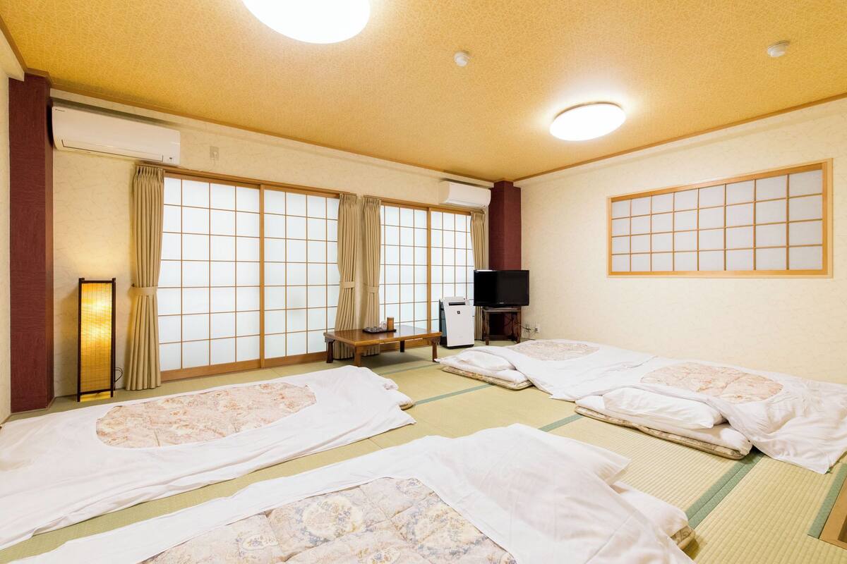 Cortinas opacas, wifi gratis, ropa de cama