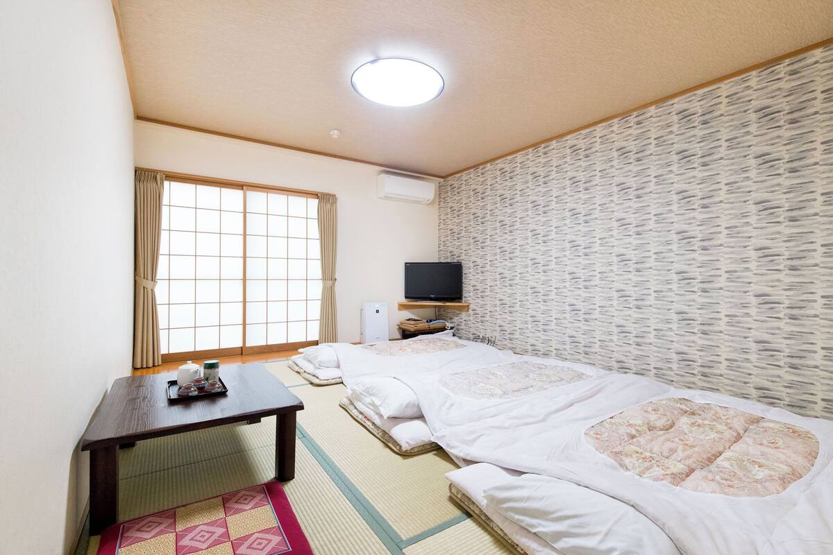 Cortinas opacas, wifi gratis, ropa de cama
