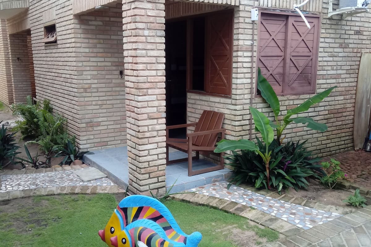 Quarto básico, várias camas, vista para a praia (1) | Cortinas blackout, ferros/tábuas de passar roupa, Wi-Fi de cortesia