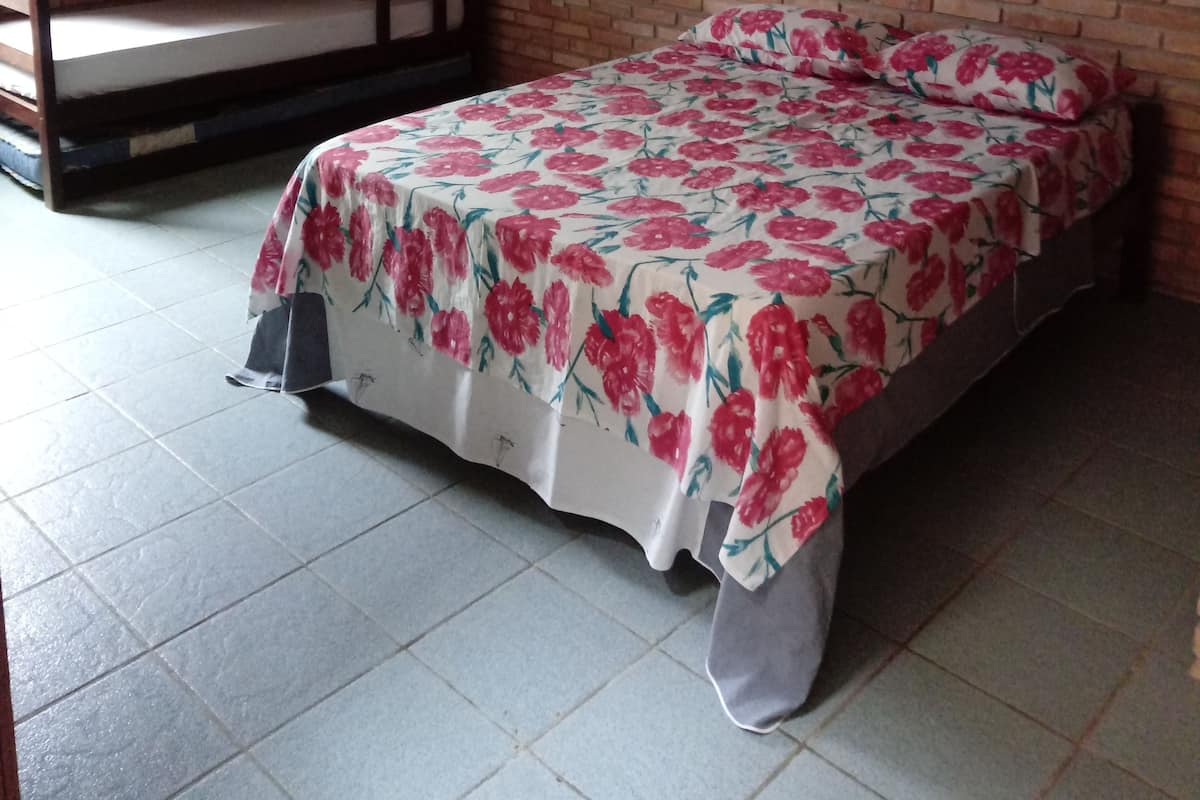 Quarto básico, vista para o jardim (2) | Cortinas blackout, ferros/tábuas de passar roupa, Wi-Fi de cortesia