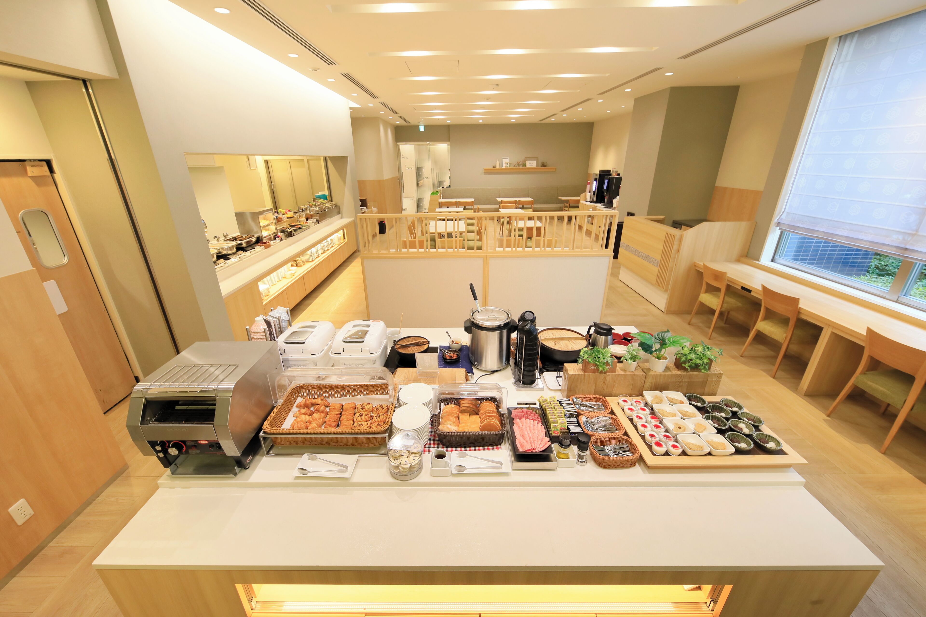 daily buffet breakfast (jpy 1800 per person)