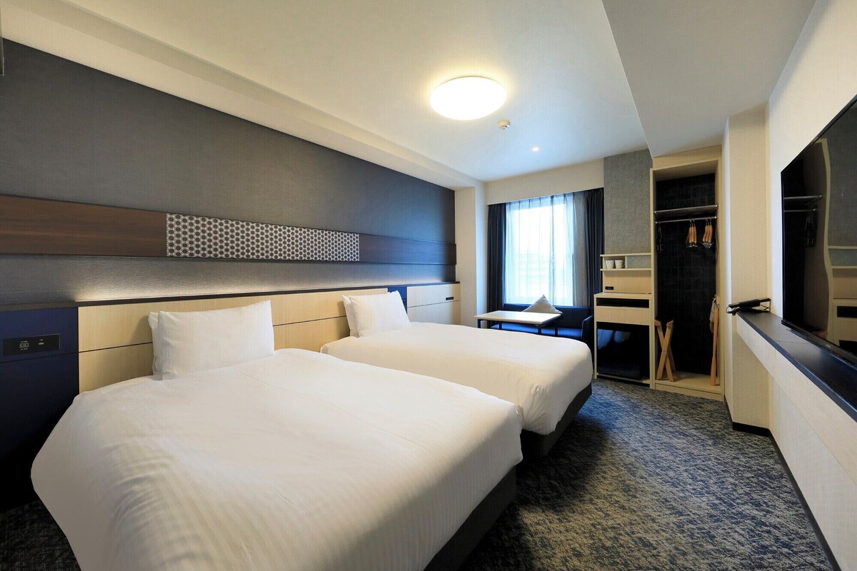 Premium bedding, down duvets, desk, blackout curtains