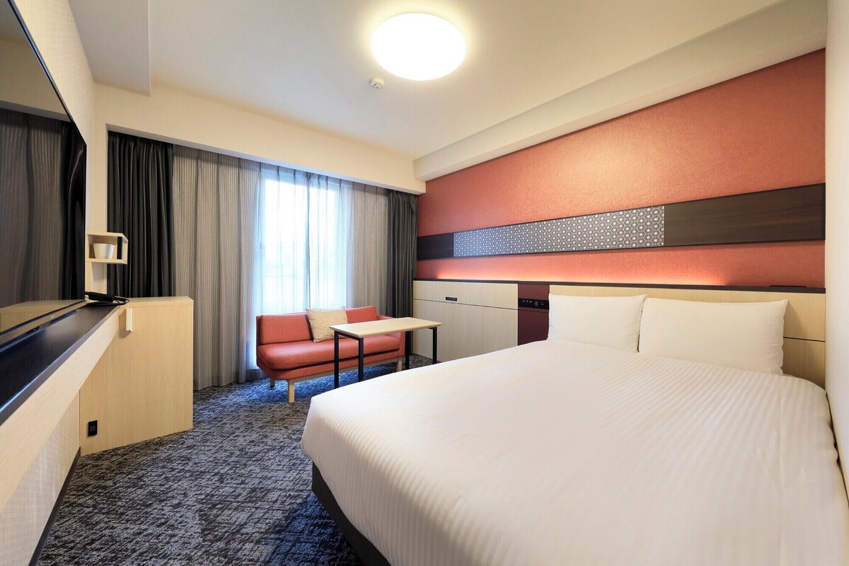 Premium bedding, down duvets, desk, blackout curtains