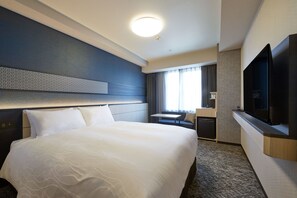 Premium bedding, down duvets, desk, blackout curtains