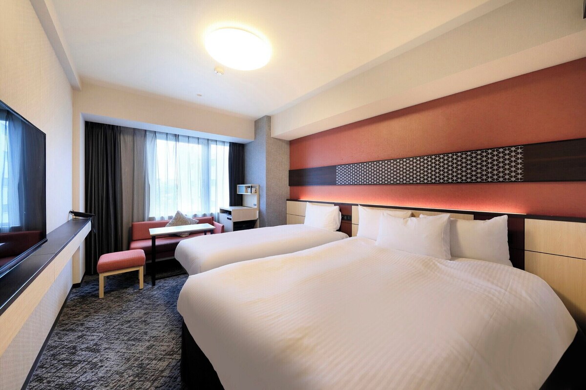 Premium bedding, down duvets, desk, blackout curtains