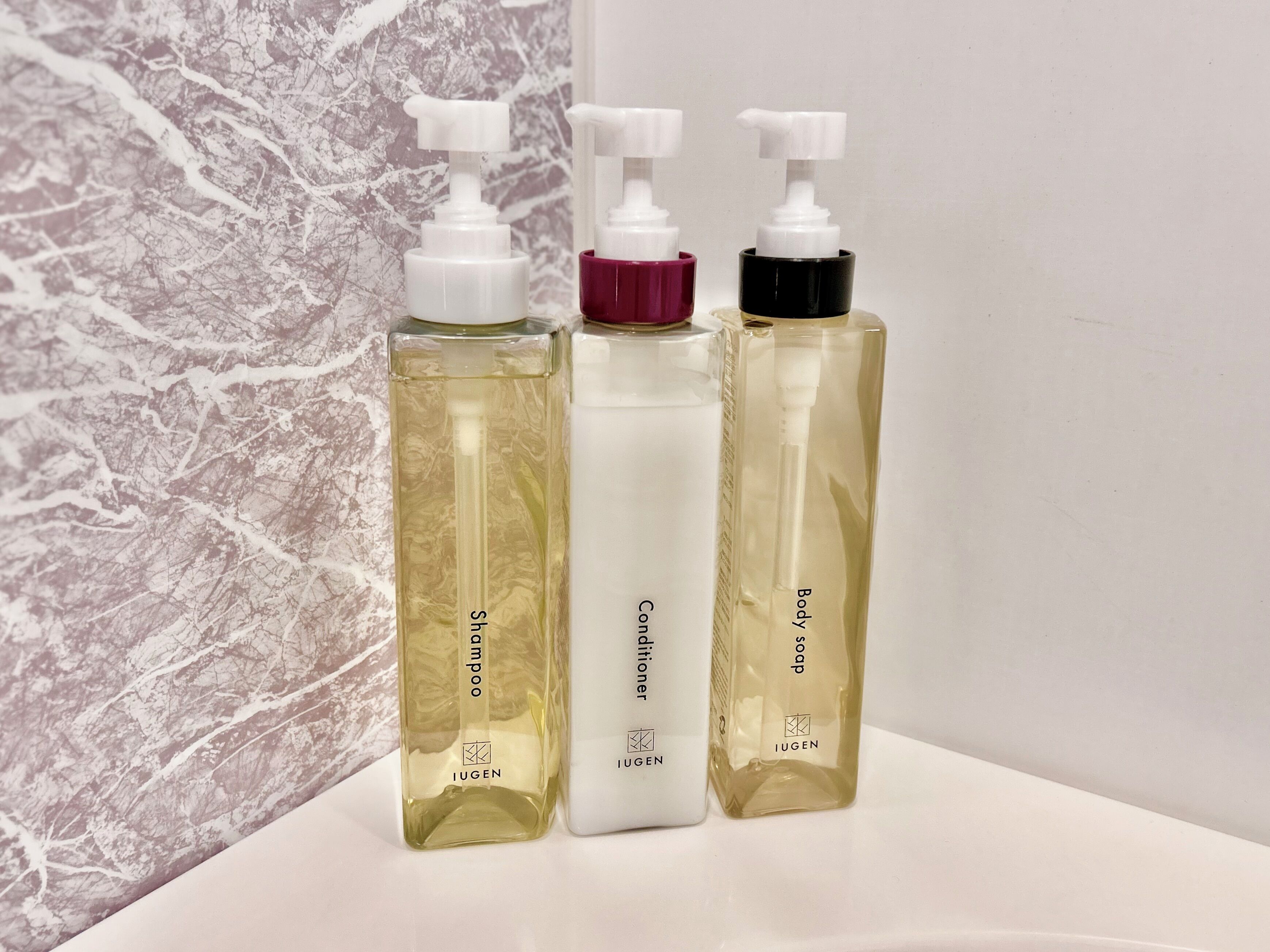 combined shower/bathtub, free toiletries, hair dryer, slippers